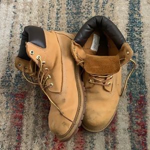 Boys Timblerland work boots. Size 3.